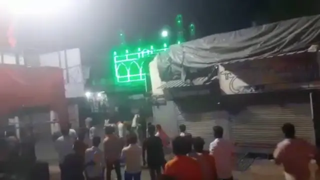 शेवगावमध्ये दोन गटांमध्ये दगडफेक झाली.