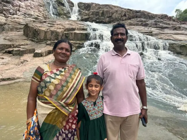 தனது கணவர் ரவிந்தர் மற்றும் மகளுடன் ஷம்பாலா தேவி