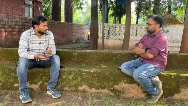 
नाशिकमध्ये भेटलेला, नुकतीच शिक्षकपदी नियुक्ती झालेला, जयेश महाले.