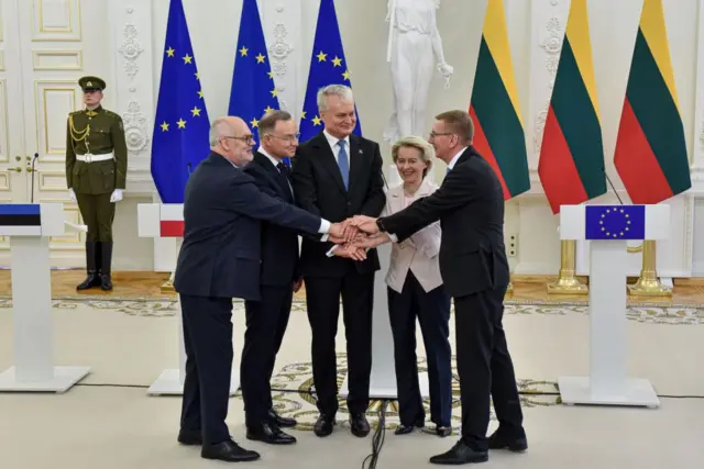 Von der Layen y las autoridades de los países bálticos.