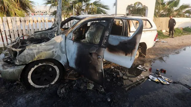 إحدى السيارات التي دمرت