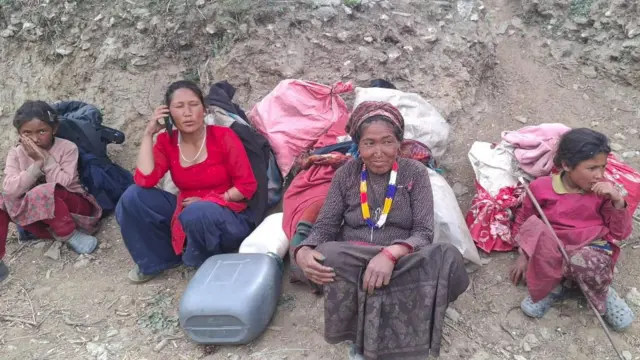 बच्चा लिएर पाटन जाँदै गरेका महिलाहरू