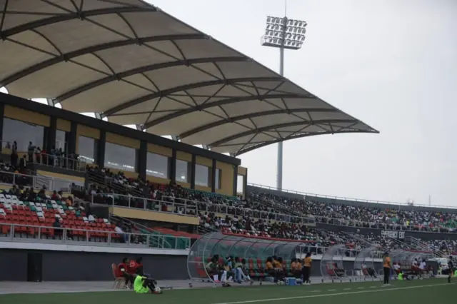 Ubwugabo busakaye burimwo abarorerezi mu ntebe z'amabara yera, atukura n'urwatsi rubisi hicayemwo abantu ariko hari n'intebe zigaragara, i buryo bw'ubwugamo hicaye abarorerezi benshi imbere y'aho hari ikibanza c'abahagarikira urukino, abamenyereza n'abaforoma