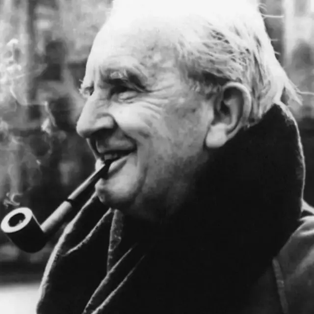 Tolkien fumando cachimbo