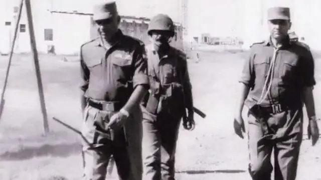 પોતાના કમાન્ડના સૈનિકો સાથે જનરલ સગતસિંહ