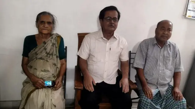 ড. নিমাই চন্দ্র গোস্বামীর মূর্তির (মাঝে) সঙ্গে তার দিদি ও দাদা