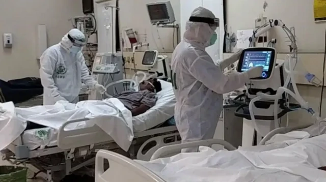 ਮਰੀਜ਼ਾਂ ਦਾ ਇਲਾਜ ਕਰ ਰਹੇ ਡਾਕਟਰ 