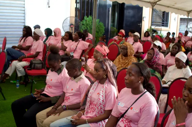 Un groupe de femmes, jeunes et moins jeunes, assises sur des chaises pendant une session de sensibilisation