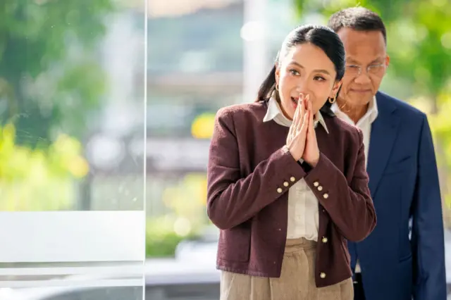 แพทองธาร ชินวัตร ทักทายสื่อมวลชน ณ ที่ทำการพรรค พท.