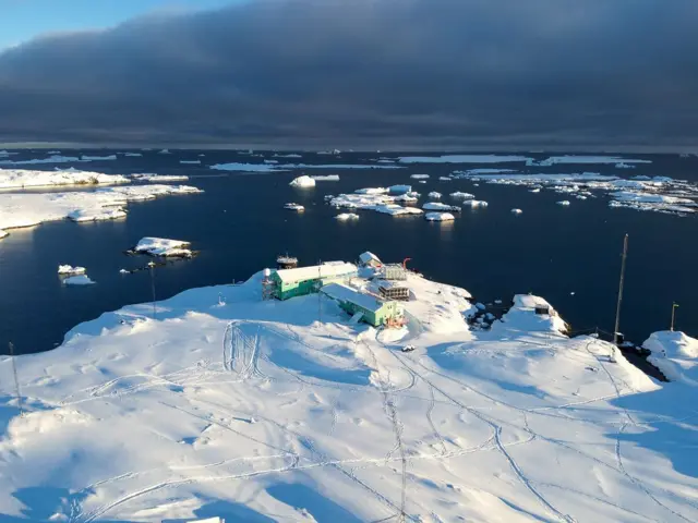 "Академік Вернадський" на фоні снігу на води здаля