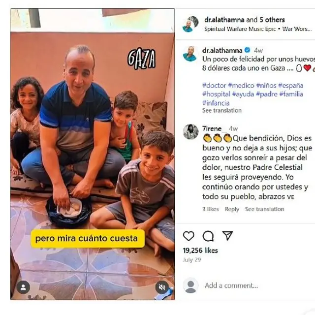 Pantallazo de un post de Alathamna con tres de sus hijos que sonríen porque ese día lograron comprar algunos huevos en el mercado