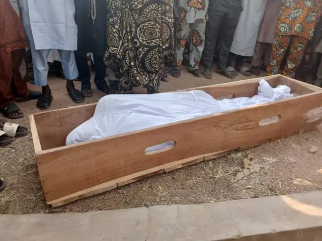 Bayii ni wọn ṣe di oku pẹlu aṣọ funfun, ki wọn o to sin-in