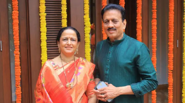 साधना महाजन आणि गिरीश महाजन