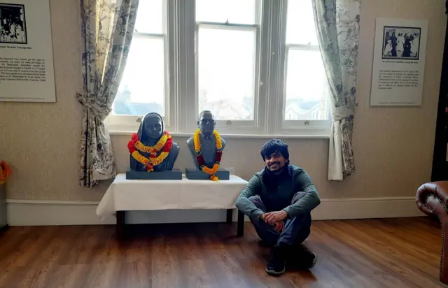 आंबेडकर हाऊसमधील रमाई व बाबासाहेबांचा पुतळा