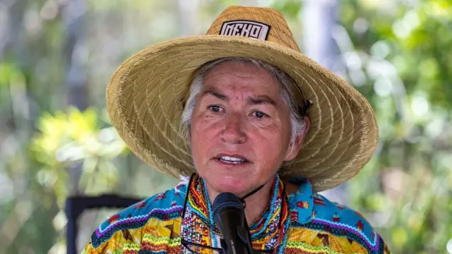 Betty Osceola, de chapéu de palha e blusa colorida