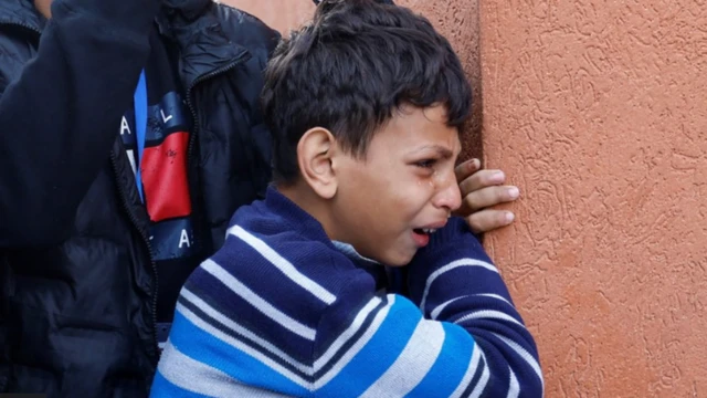 Wani yaro Bafalasdine na kuka yayin da yake halartar jana'izar Falasdinawa da aka kashe a wani hari da Isra'ila ta kai, a daidai lokacin da ake ci gaba da rikici tsakanin Isra'ila da kungiyar Hamas a asibitin Nasser da ke Khan Younis a kudancin zirin Gaza.
