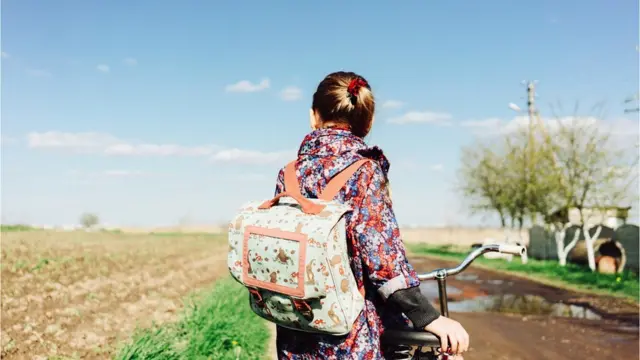 Okula giden Ukraynalı kız çocuğu