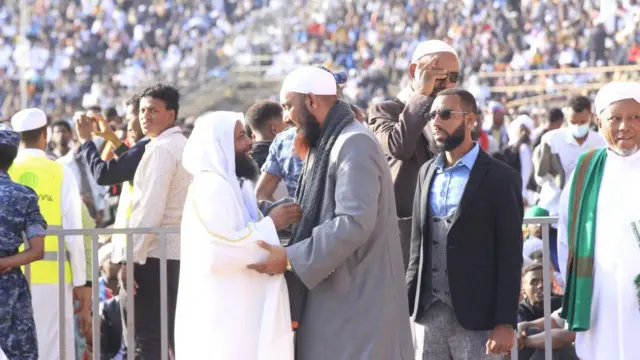 ሙስሊሞች በአዲስ አበባ ስታዲየም ከኢድ ሰላት በኋላ