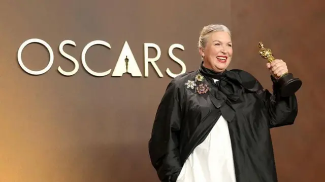 ఫ్రాంకెస్టీన్‌ సినిమాకు  బెస్ట్ కాస్యూమ్ డిజైన్ విభాగంలో ఆస్కార్ అందుకున్న తర్వాత ఆనందంతో కేట్ హాలీ 