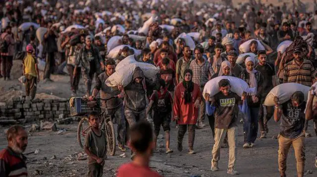 Onlarca Filistinli, Gazze şehrindeki Sudaniye bölgesindeki yardım merkezine doğru yürüyor - 17 Haziran 2025