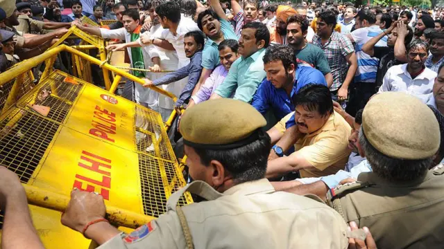 साल 2013 में भारतीय जनता युवा मोर्चा के कार्यकर्ताओं ने पीएम आवास के बाहर प्रदर्शन किया था