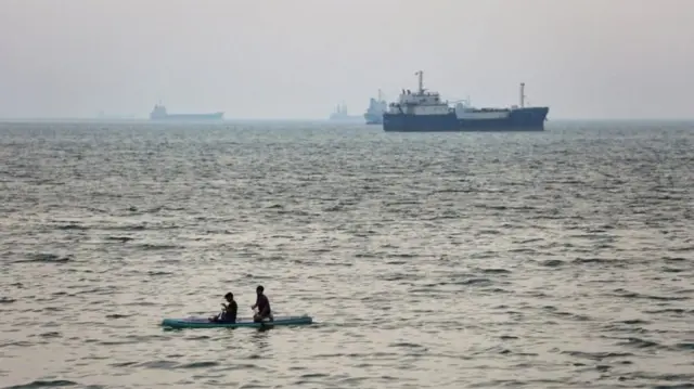 যুক্তরাষ্ট্রের নৌ অবরোধ অব্যাহত থাকলে হরমুজ প্রণালি খোলা সম্ভব নয় বলে জানিয়েছে ইরান