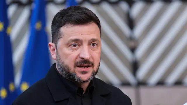 Президент України Володимир Зеленський спілкується з представниками ЗМІ перед початком саміту ЄС у будівлі "Європа" 18 червня 2026 року у Брюсселі