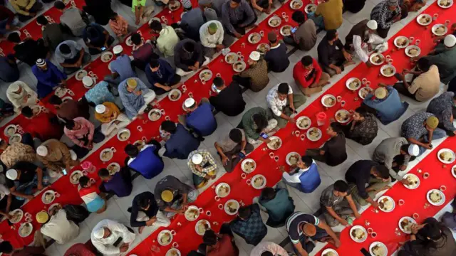 पिछले साल मार्च में ढाका के मुसलमान साथ बैठकर रोज़ा तोड़ते हुए 