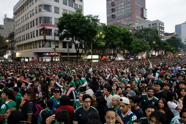 Una multitud festeja el triunfo de México en Ciudad de México