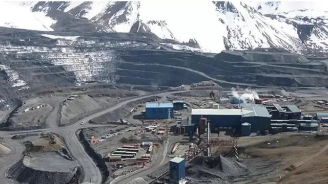 Кумтөр кени бийик тоо арасында жайгашкан