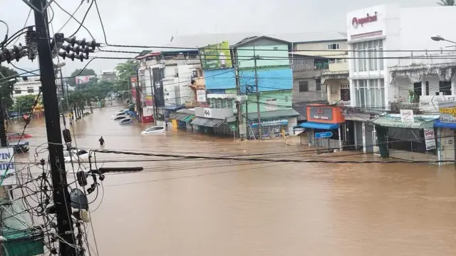 ထိုင်း-မြန်မာနယ်စပ် မြဝတီမြို့ရေကြီးနေတဲ့ မြင်ကွင်း