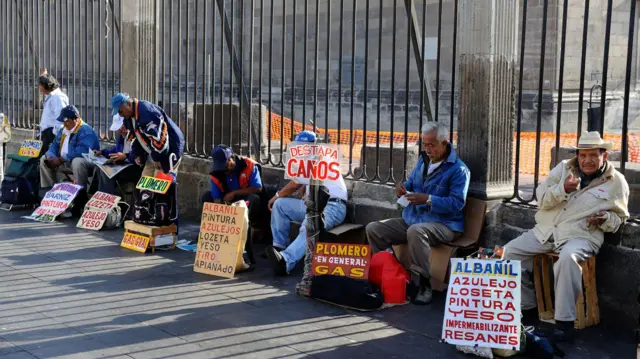 Comerciantes desempregados procuram trabalho na Cidade do México.