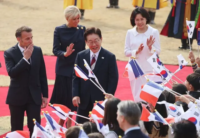 2026년 4월 3일 서울 청와대에서 열린 공식 환영식에 참석한 에마뉘엘 마크롱 프랑스 대통령(왼쪽), 부인 브리짓 마크롱, 이재명 한국 대통령(가운데)과 부인 김혜경 씨