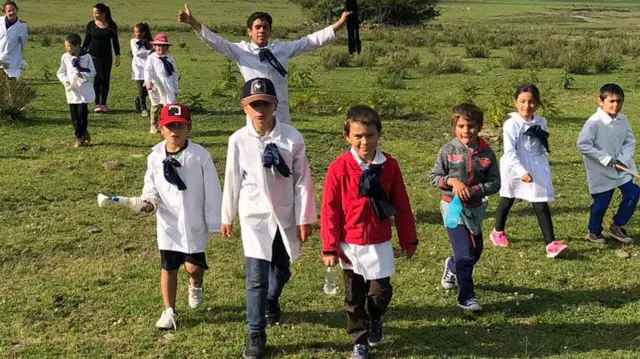 Alumnos de la escuela pública número 67 de Salto, Uruguay, en el campo.