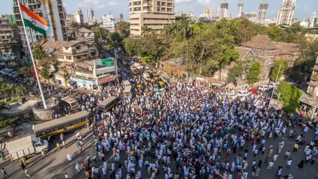 मुंबई में भी नागरिकता संशोधन क़ानून के ख़िलाफ़ लोग सड़कों पर उतरे थे 