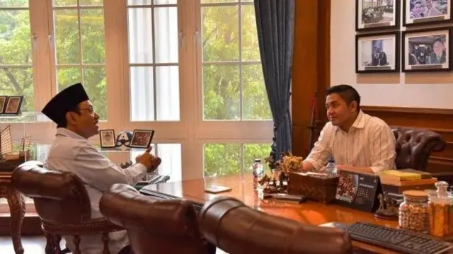 Menteri Sosial, Syaifullah Yusuf (kiri) sedang berbincang dengan Seskab, Teddy Indra Wijaya (kanan) di ruangan kerjanya.