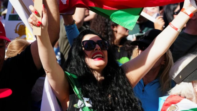 अमेरिका में ईरान की सरकार के ख़िलाफ़ प्रदर्शनों का सिलसिला जारी है