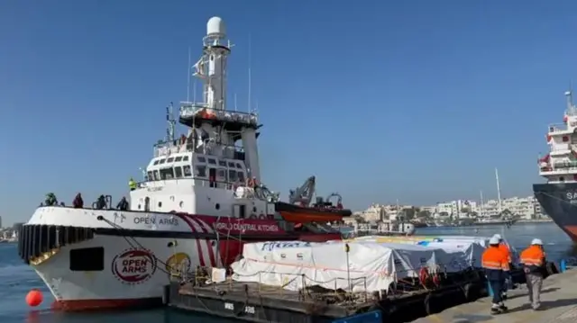 စားနပ်ရိက္ခာ တန်ချိန် ပေါင်း ၂၀၀ နီးပါး တင်ဆောင်ထားတဲ့ ဝန်ဆောင် သမ္ဗန်ရေယာဉ်ကို ဆွဲယူသွား