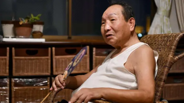 Foto yang diambil pada 28 Agustus 2018 ini menunjukkan Iwao Hikamata sedang bersantai di rumah tempat dia tinggal bersama Hideko di Hamamatsu, Jepang.