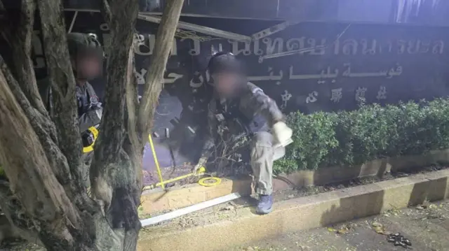 เจ้าหน้าที่ตรวจสอบเหตุลอบวางระเบิดบริเวณศูนย์เยาวชนเทศบาลนครยะลาเมื่อ 7 ต.ค.