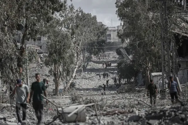 Gazze Şehrinde ağaçlar arasında büyük bir yıkım var.