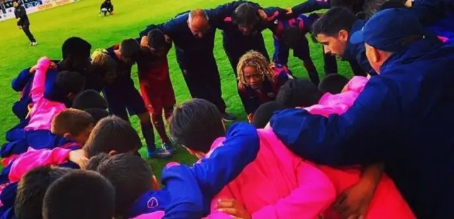 صحبت‌های ژاوی سیمونز برای بازیکنان بارسلونا در یک تورنمنت زیر دوازده سال 