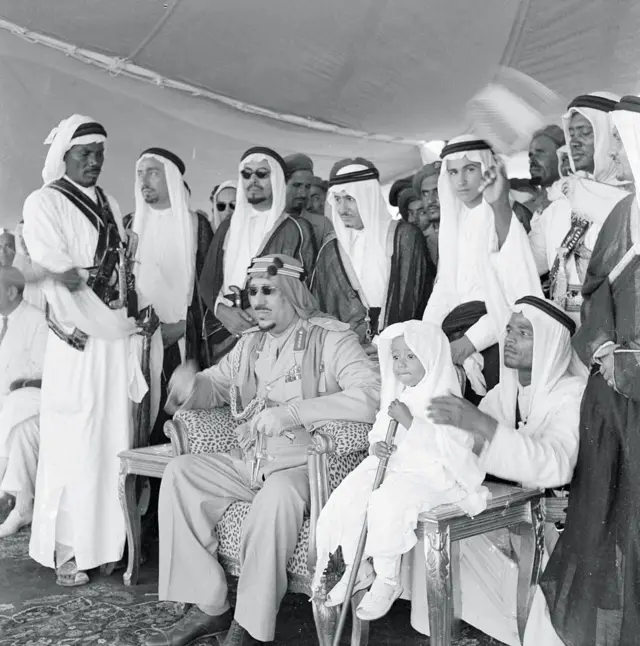 شاہ سعود اپنے خاندان کے ہمراہ ایک تقریب میں 