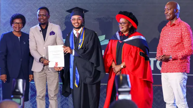 በኬንያ ትምህርቱን አጠናቆ ሲመረቅ