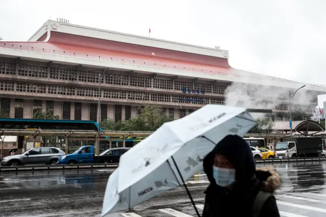 一名途人經過台北車站外