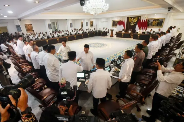 Presiden Prabowo Subianto menyalami seluruh Menteri Kabinet Merah Putih saat mengikuti sidang Kabinet Paripurna, di Kantor Kepresidenan, Istana Negara, Jakarta