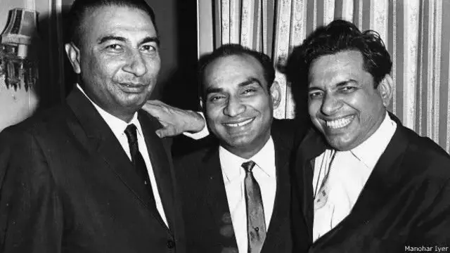 ਖੱਬੇ ਪਾਸੇ ਤੋਂ, ਸਾਹਿਰ ਲੁਧਿਆਣਵੀ, ਯਸ਼ ਚੋਪੜਾ, ਅਤੇ ਸੰਗੀਤਕਾਰ ਰਵੀ