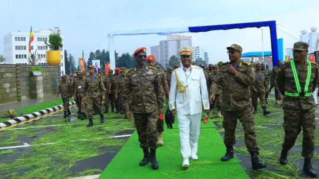 ኣዛዚ ሓይሊ ባሕሪ ኢትዮጵያ ሪር ኣድሚራል ክንዱ ገዙን ፊልማርሻል ብርሃኑ ጁላን ዝርከብዎም ኣዘዝቲ ኣብ መመረቕታ ህንጻታት ሓይሊ ባሕሪ ኢትዮጵያ 