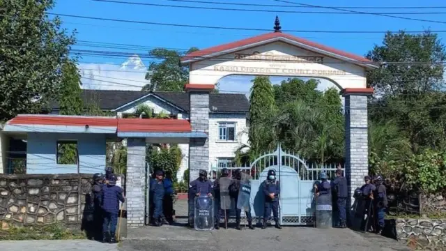 कास्की जिल्ला अदालत बाहिर प्रहरीको सुरक्षा
