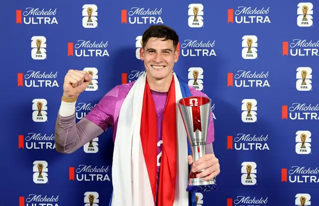 Orlando Gill posa con el trofeo al mejor jugador del partido de Paraguay vs. Alemania